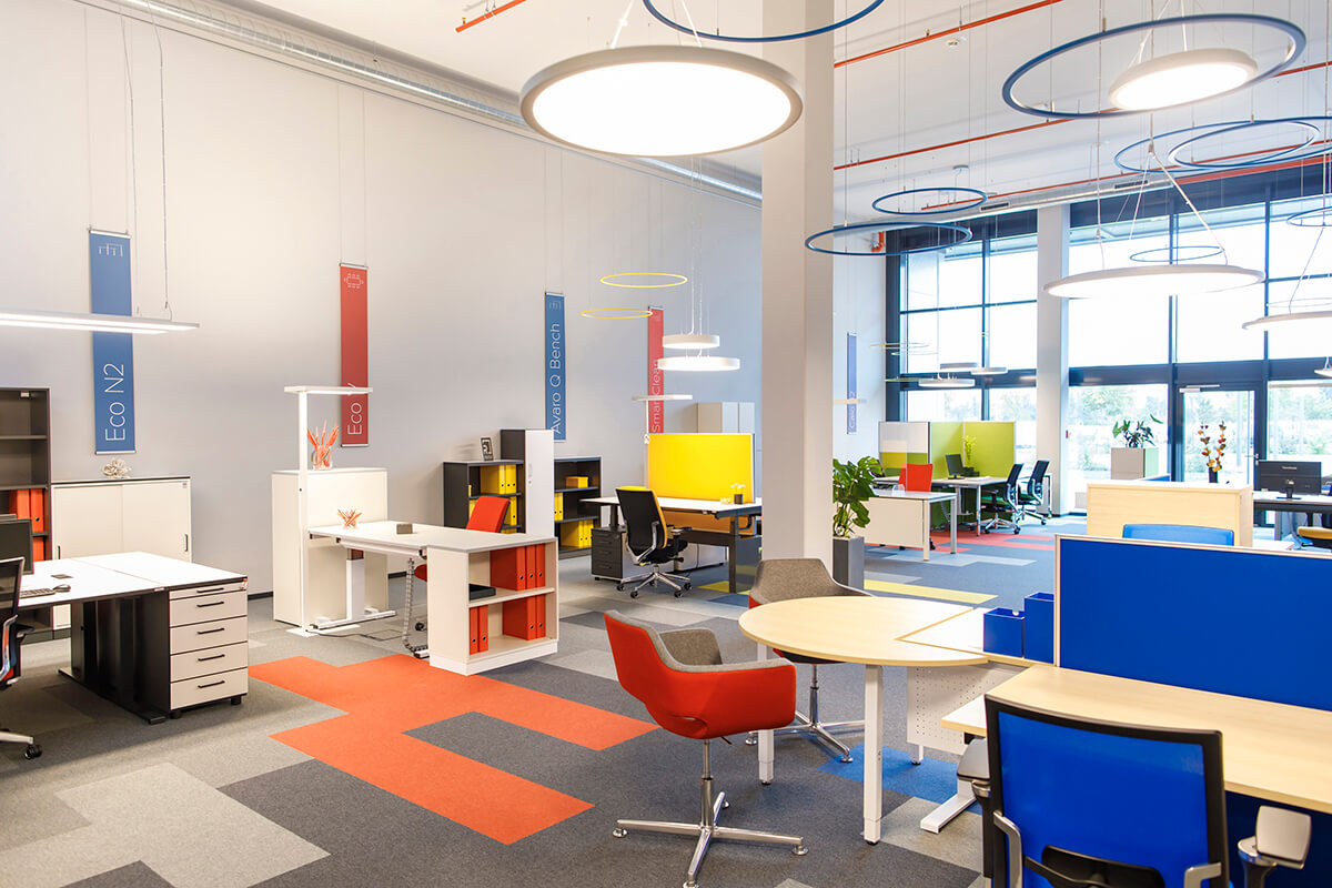 The REISS Büromöbel range of services includes innovative and ergonomic office furniture systems such as stand-sit workstations and solutions for communication, acoustics, storage space and reception.