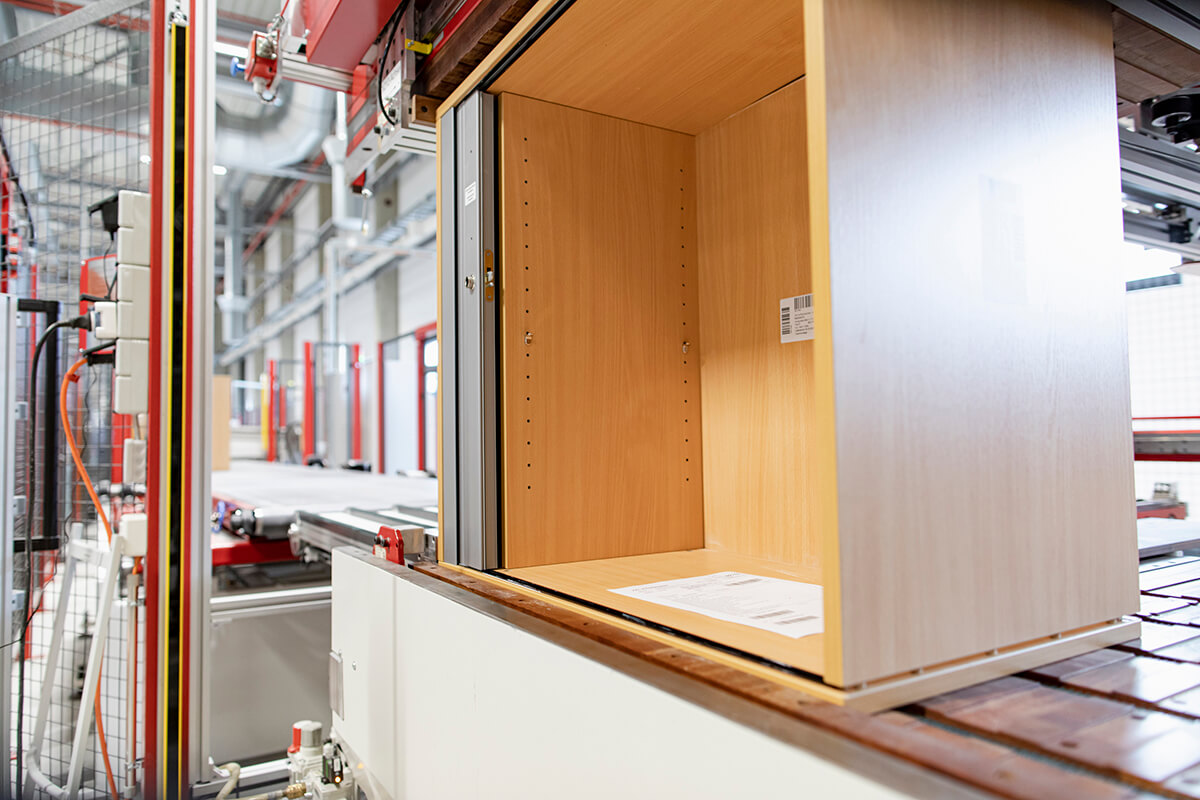 The wood production and processing as well as the final assembly of the office furniture takes place in the new plant in Lausitz, which was built in 2019 (Image: REISS)